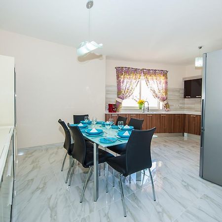 The Waves Holiday Apartment 마르사실로크 외부 사진