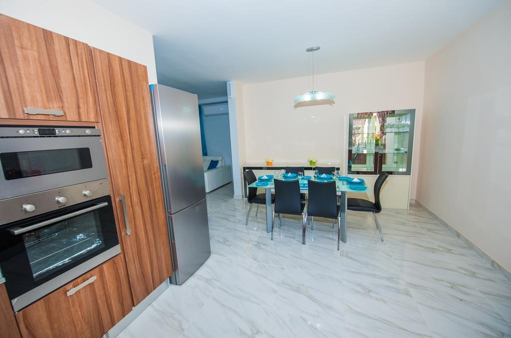 The Waves Holiday Apartment 마르사실로크 외부 사진