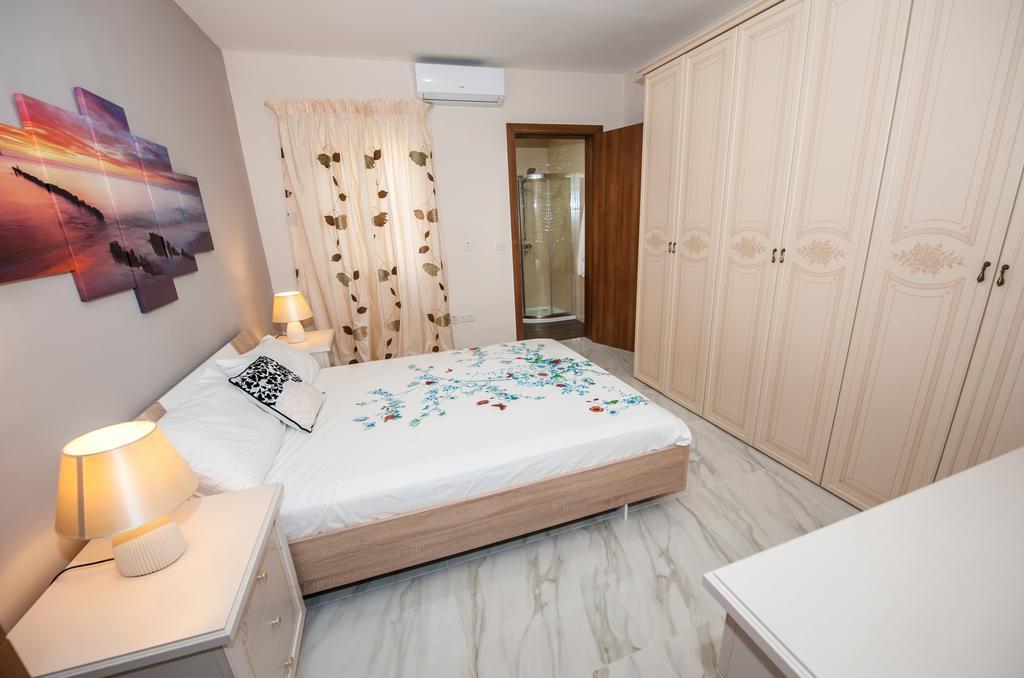 The Waves Holiday Apartment 마르사실로크 외부 사진